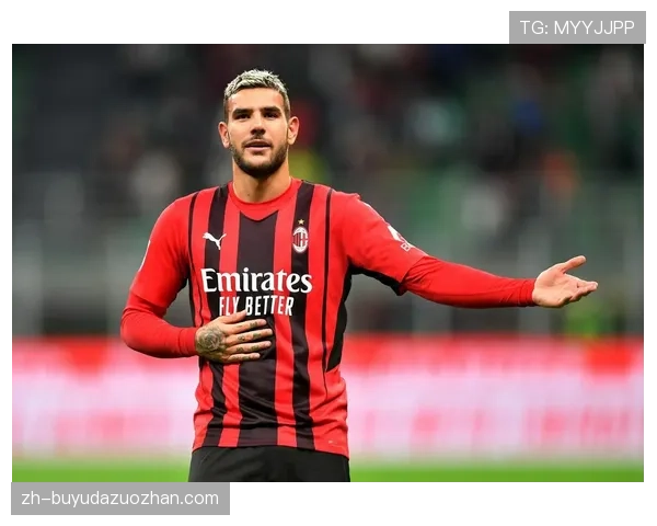 特写：AC米兰莱奥右路踩单车连过两人，但传中球被门将没收